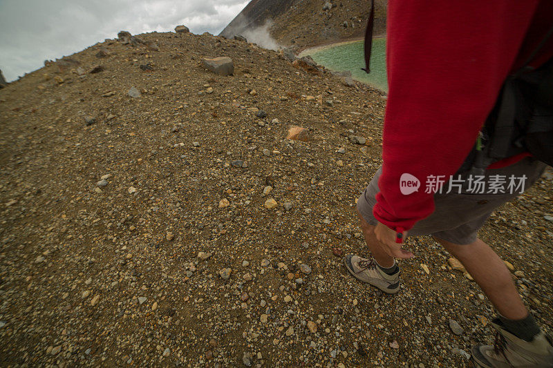 男子在新西兰汤加里罗阿尔卑斯山徒步旅行的不同寻常的角度