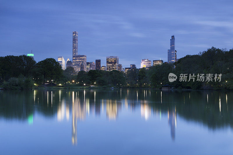 纽约中央公园黄昏的湖影