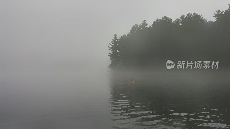 悖论湖宁静的阿迪朗达克岛景象，雾，早晨的反思