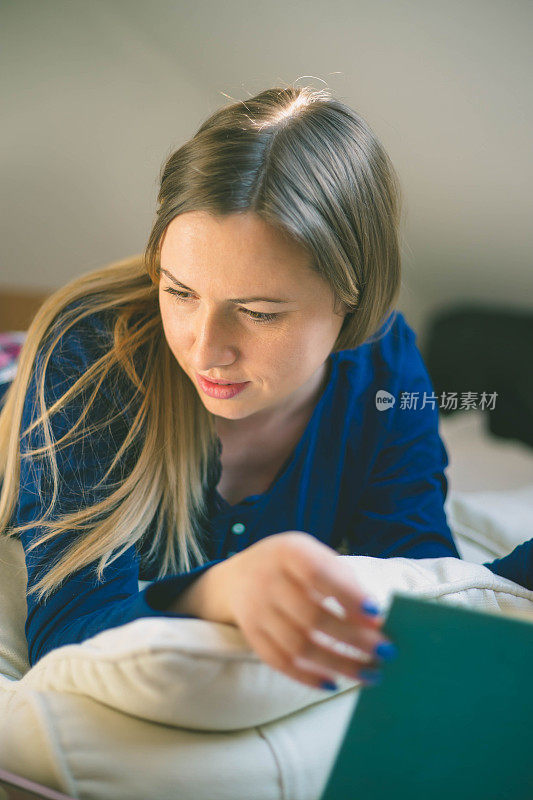 美丽的女人躺在床上