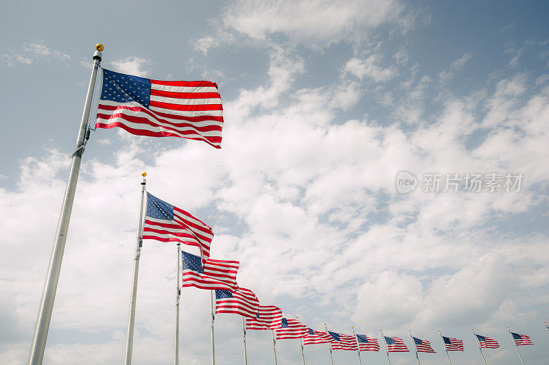 哥伦比亚特区华盛顿纪念碑周围的旗帜