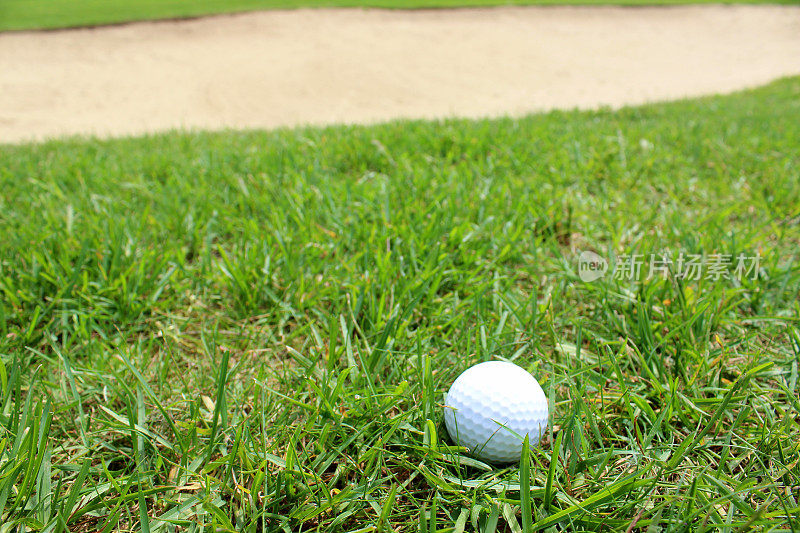 近景高尔夫球在草地上的高尔夫球场，沙坑