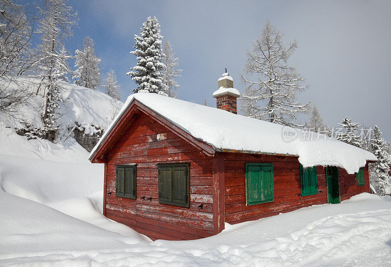 白雪皑皑的高山的小木屋