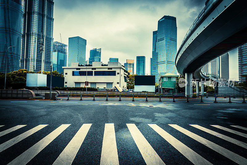 空荡荡的街道在现代城市，上海