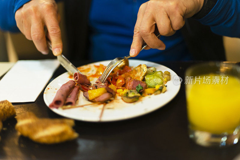 在土耳其伊斯坦布尔酒店享受早餐