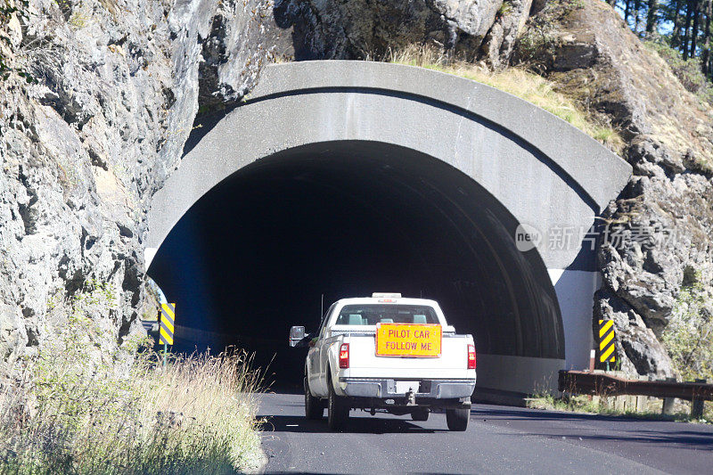 在道路建设中跟踪一辆试验车辆