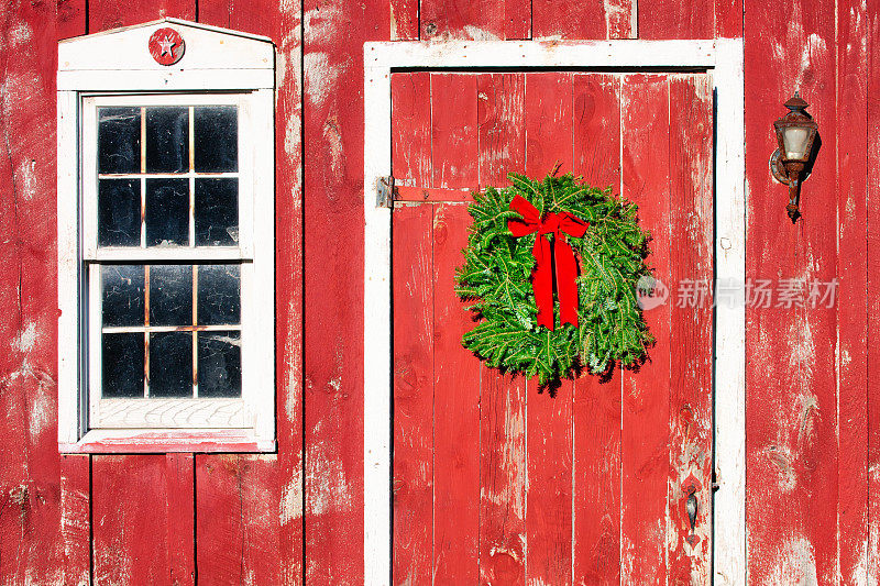 圣诞花环在红色谷仓门，水平格式