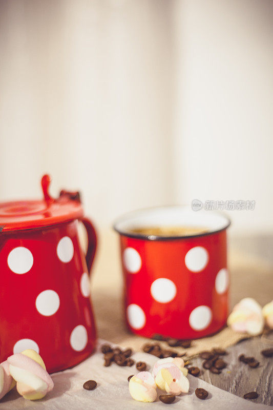 红色金属杯，咖啡和棉花糖