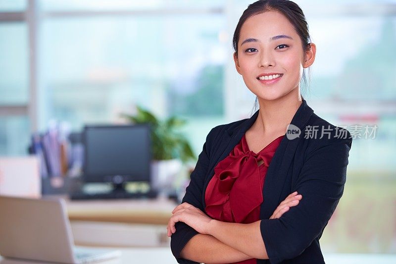 一位年轻的亚洲女商人在办公室的肖像