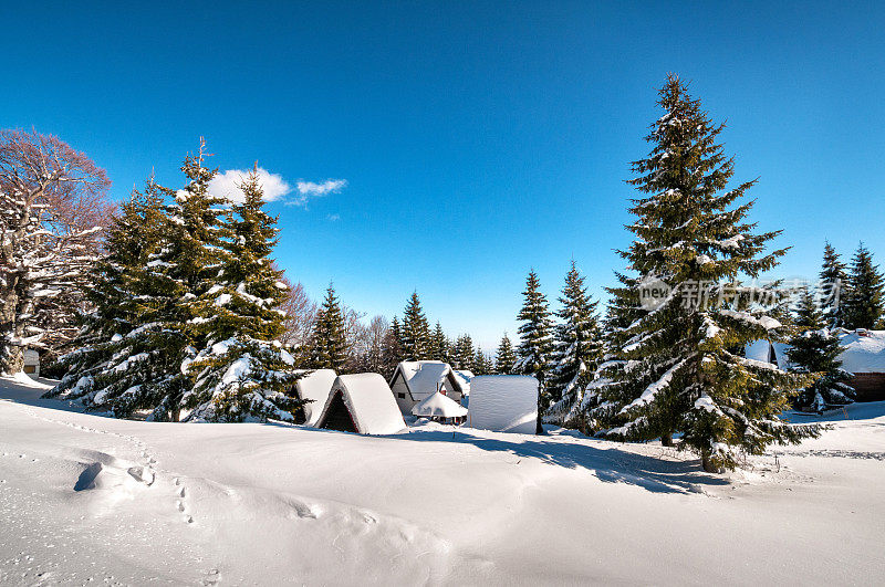 冬天被雪覆盖的高山小屋