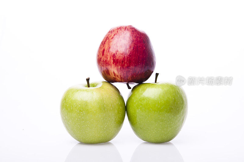 一个红苹果和两个绿苹果