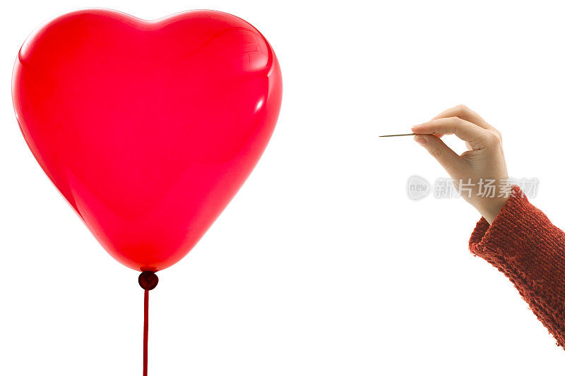 手拿针和心脏气球