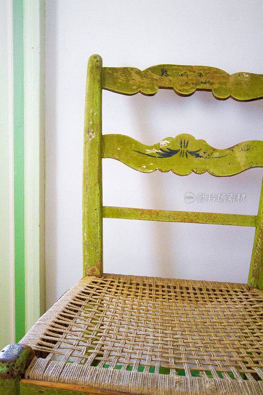 复古乡村绿色手绘椅子和手工编织的座位，西西里岛