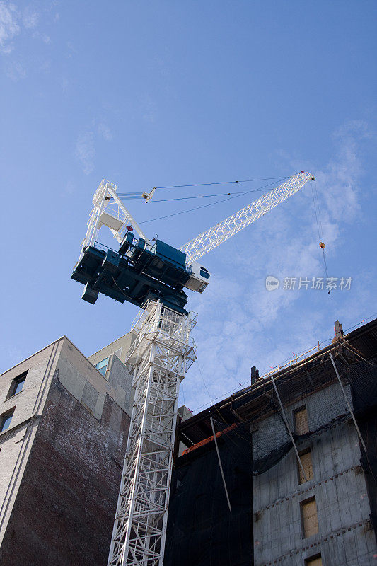 曼哈顿一处建筑工地旁的高大起重机