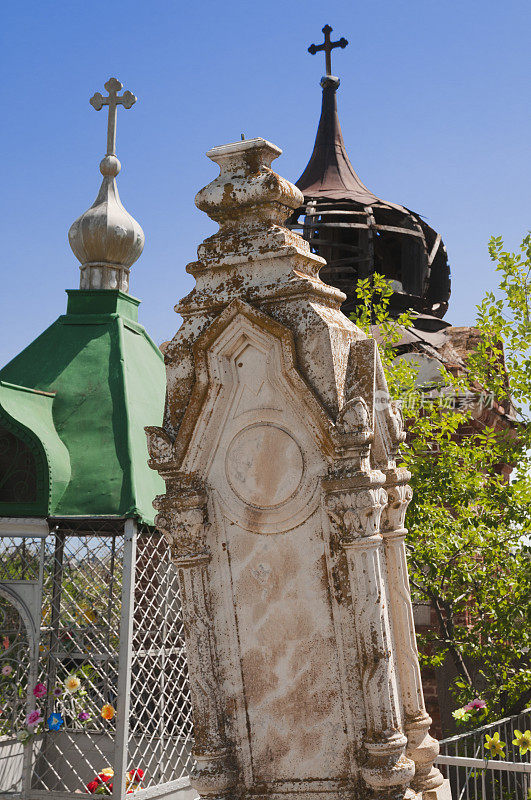 古老的东正教墓地上的墓碑。