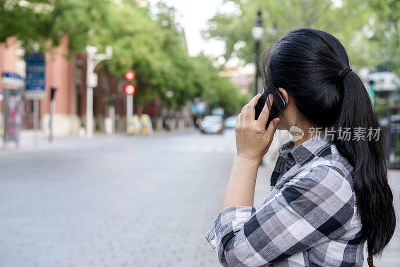 一个女孩在路边打电话