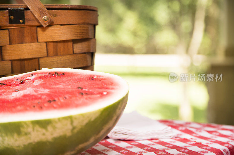 户外野餐桌上的切片西瓜。夏天。篮子里。