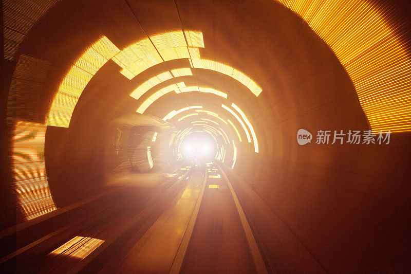 未来隧道中的火车