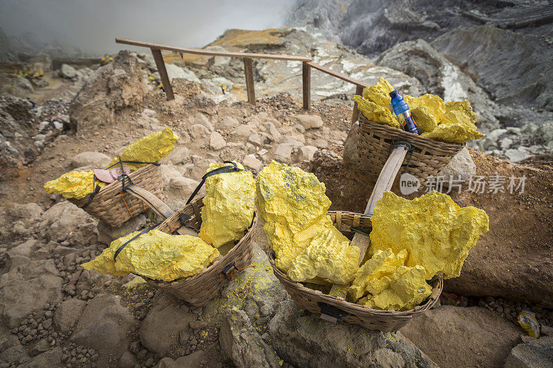 印度尼西亚卡瓦伊真火山中含有黄硫的篮子