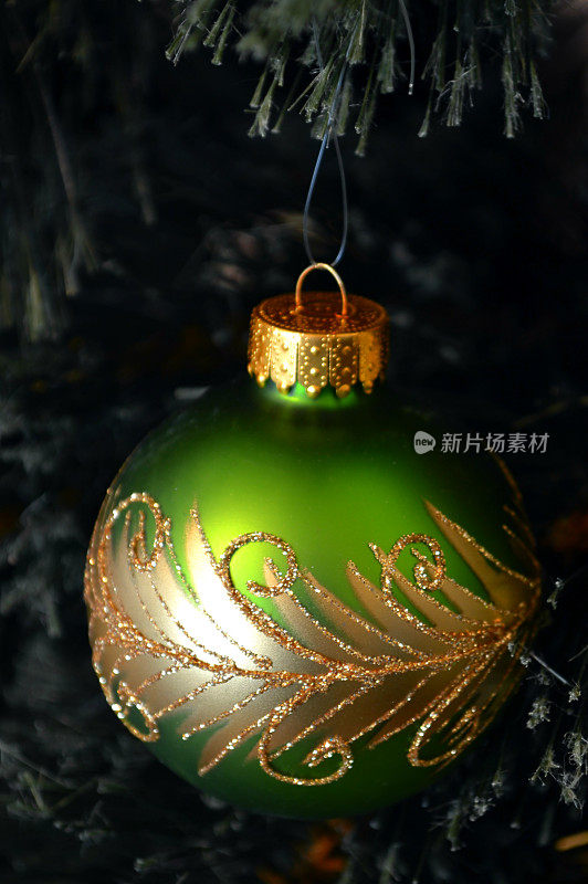 绿色和金色的圣诞装饰品