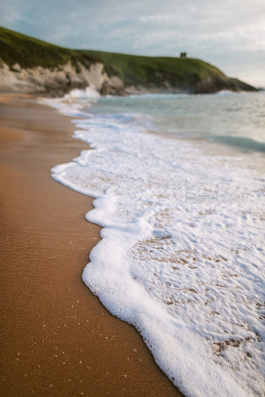 海浪涌向海滩