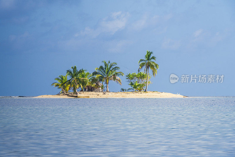 在加勒比海的圣布拉斯群岛上的孤独岛屿上的小屋看到绿松石海