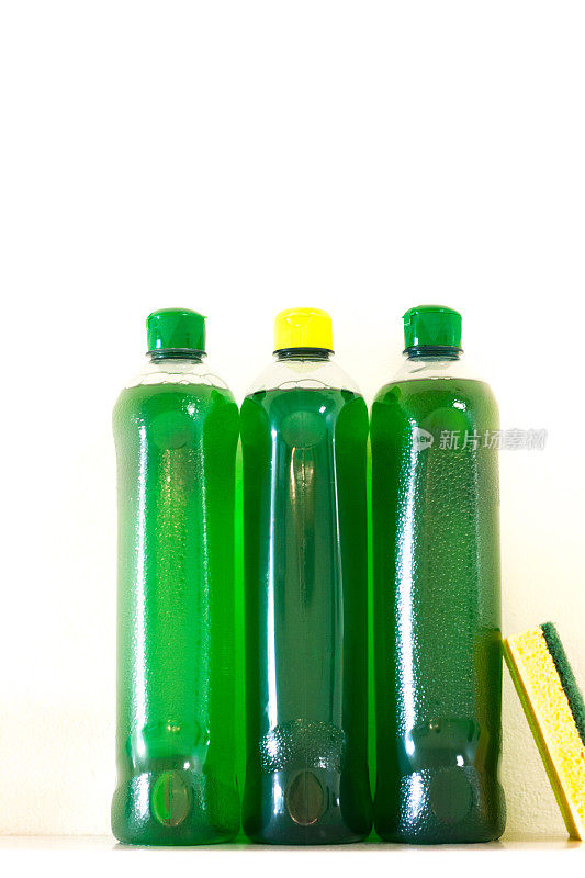 洗碗:三瓶绿色洗碗皂排成一排
