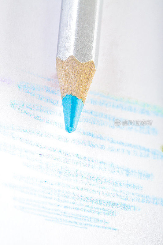 彩色铅笔画和白色背景的铅笔画