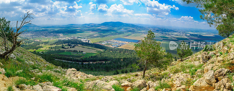 从悬崖俯瞰耶斯列山谷