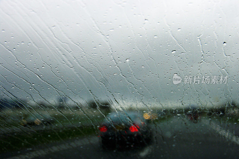 车窗在雨中