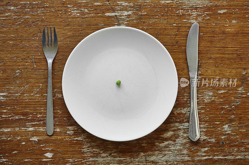 一粒豌豆放在盘子里，配上刀，比喻营养不良