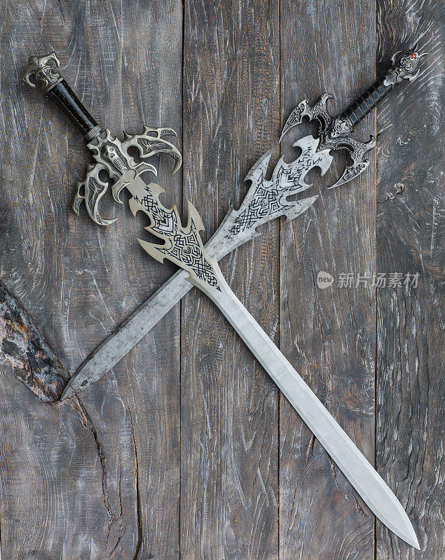 木制背景上的古剑