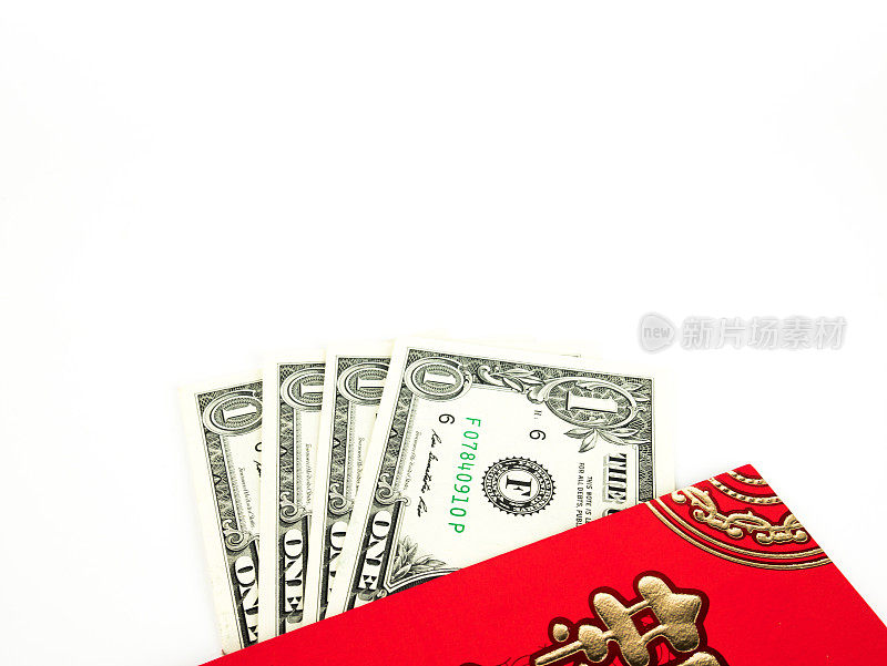 白色背景上孤立的红包和美元作为新年礼物。信封上的中文文字寓意春节快乐
