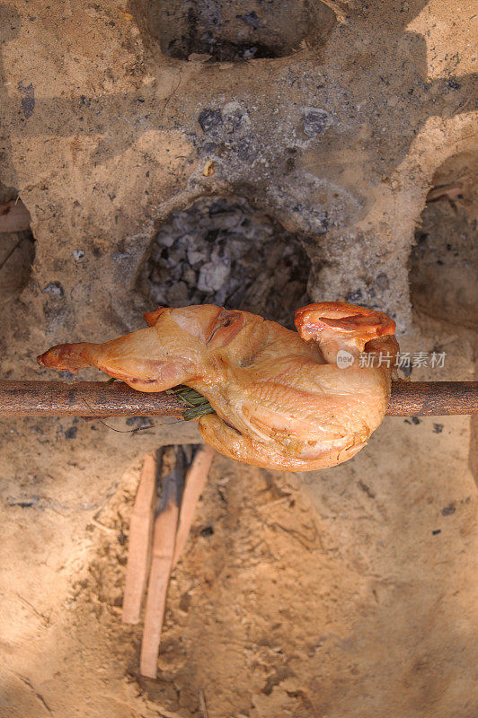 农村生活和文化亚洲在火洞上烤鸡。