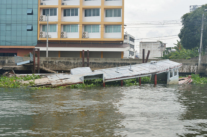这艘游船在曼谷沉没了