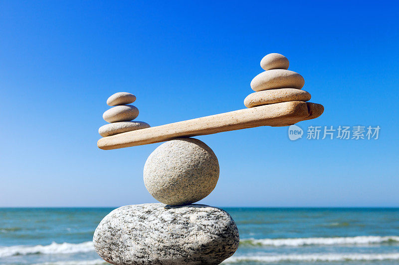 和谐与平衡的概念。用石头抵住海水。