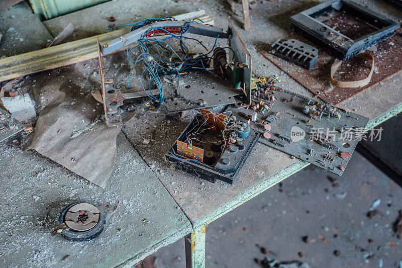 在废弃的无线电元件工厂的桌子上，旧的、破损的、满是灰尘的苏联电路板