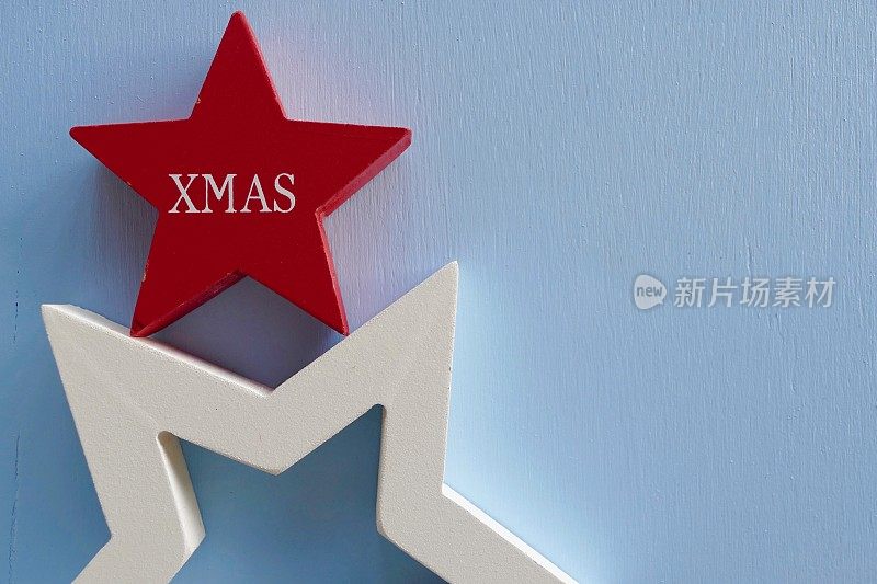 红色木制圣诞星在蓝色的背景