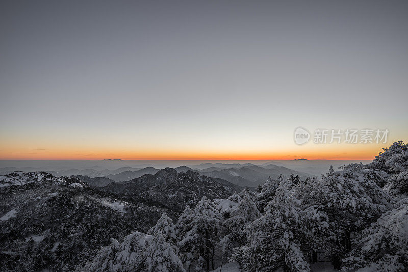 日落时白雪皑皑的山景