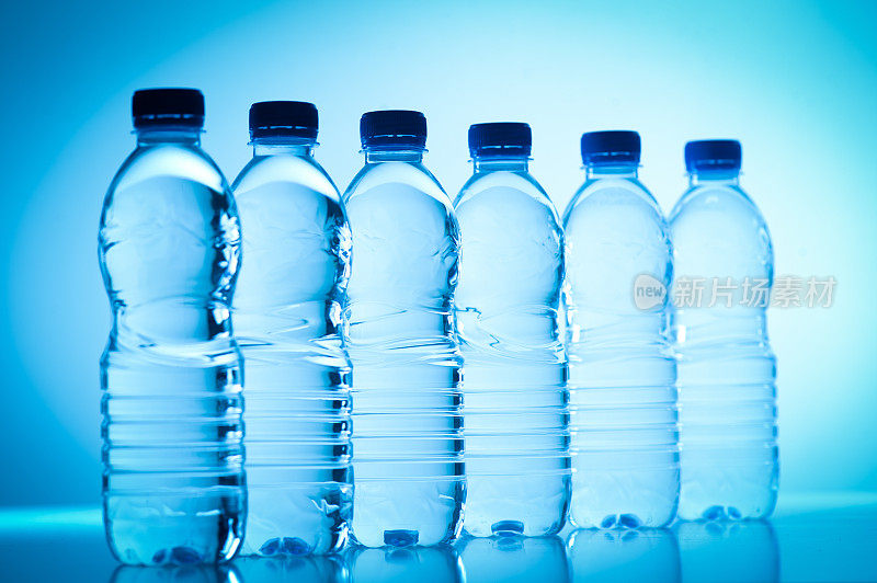 塑料瓶里的水被隔离在蓝色