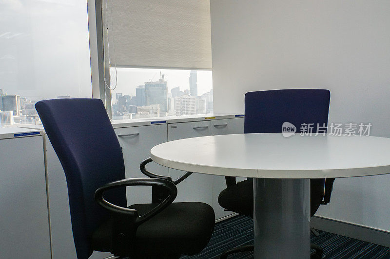 会议室的办公椅和白色圆桌