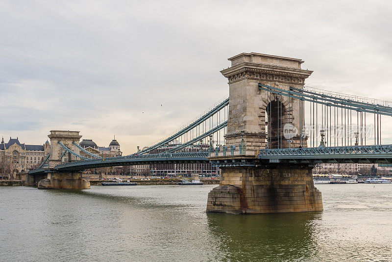 匈牙利布达佩斯多瑙河上的铁链桥，多瑙河从桥下流过。
