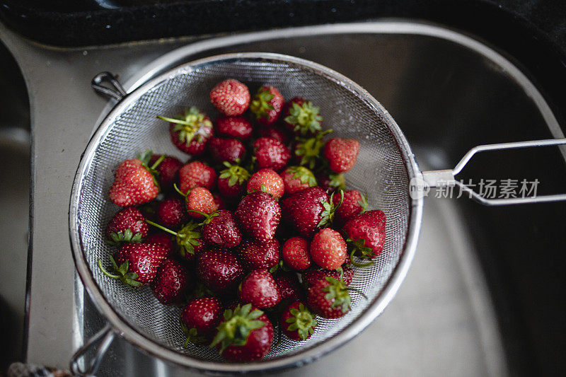 滤锅里的草莓