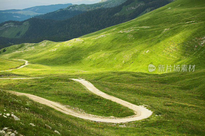 夏天高山中的乡间小路