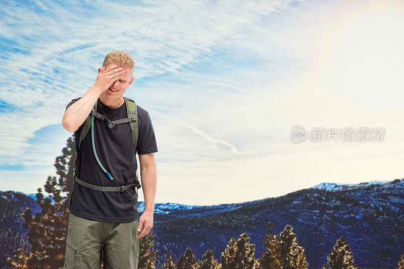 快乐的男性徒步旅行者头痛