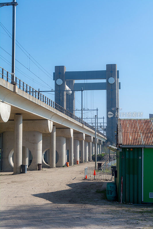 高达铁路桥桥下