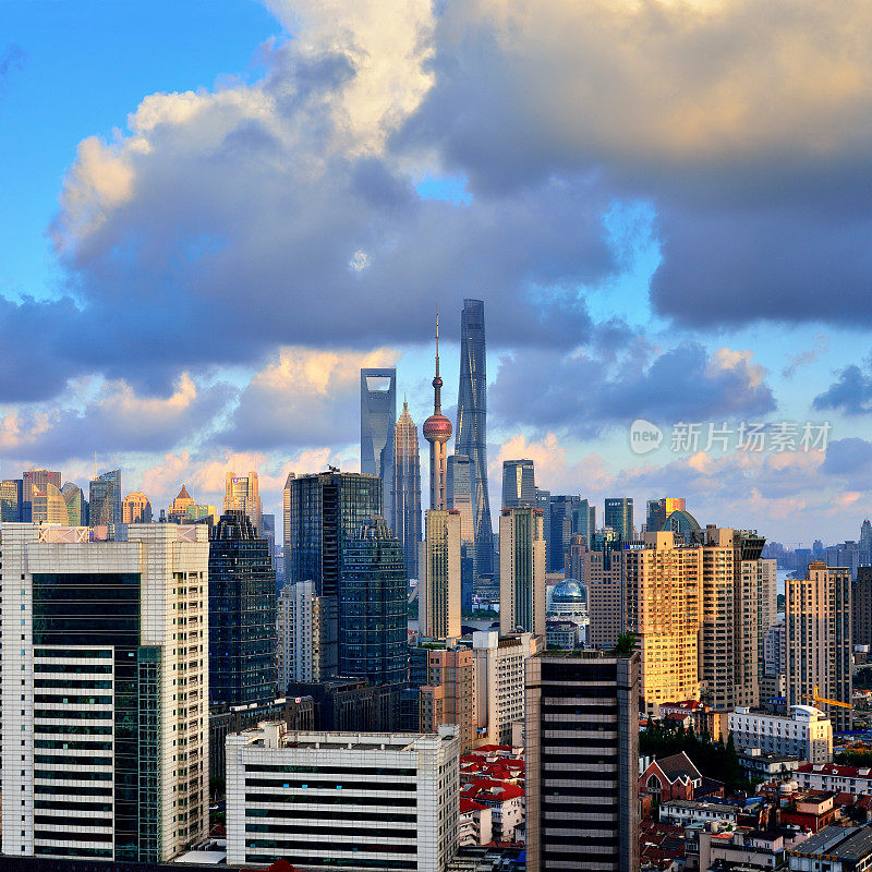 上海天际线和日落的城市景观，中国