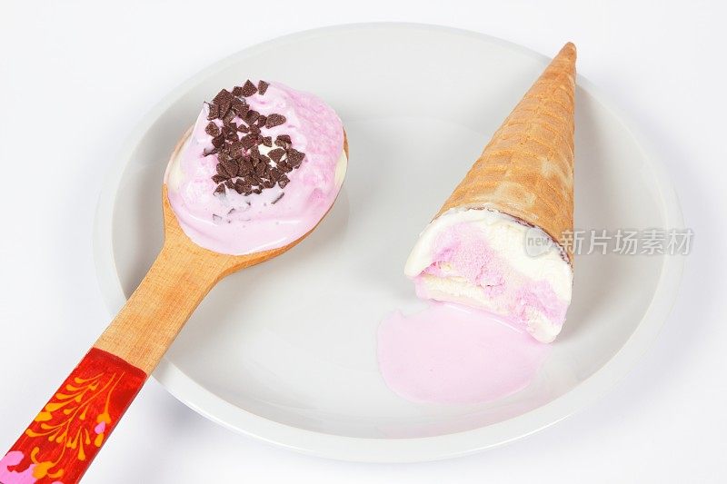白色盘子里的冰淇淋给孩子吃
