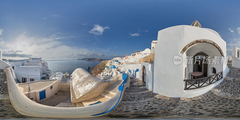 伊亚岛在希腊圣托里尼岛上一个阳光明媚的日子360度的视角