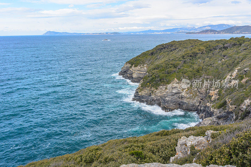 多岩石的海岸线